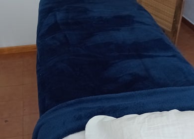 Camilla de masaje azul en Ikigai Tandil, Tandil, Provincia De Buenos Aires, AR. Ambiente relajante y acogedor.
