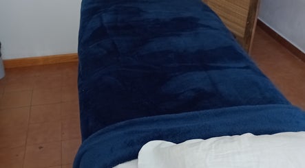 Camilla de masaje azul en Ikigai Tandil, Tandil, Provincia De Buenos Aires, AR. Ambiente relajante y acogedor.