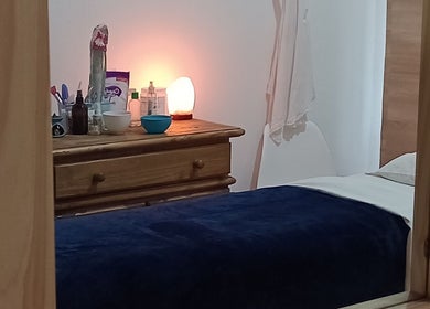 Sala de relajación en Ikigai Tandil, Tandil, Provincia De Buenos Aires, AR, con cama y luz tenue.