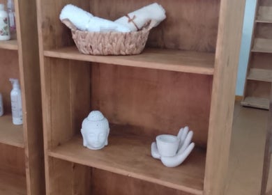 Estante de madera con productos y decoración en Ikigai Tandil, Tandil, Provincia De Buenos Aires, AR.
