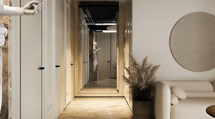 Elegante Raumgestaltung bei BROWFINESSE AG in Balgach, Sankt Gallen, CH mit moderner Kunst und Dekoration.