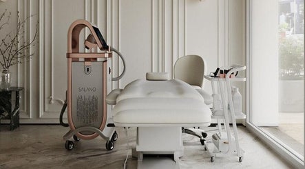 Modernes Behandlungszimmer bei BROWFINESSE AG in Balgach, Sankt Gallen, CH, mit stilvollem Interieur.