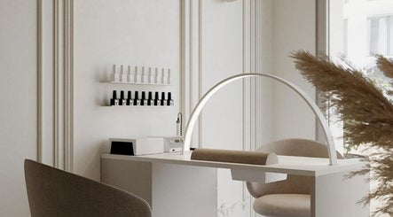 Modernes Maniküre-Studio bei BROWFINESSE AG in Balgach, Sankt Gallen, CH mit stilvoller Einrichtung.