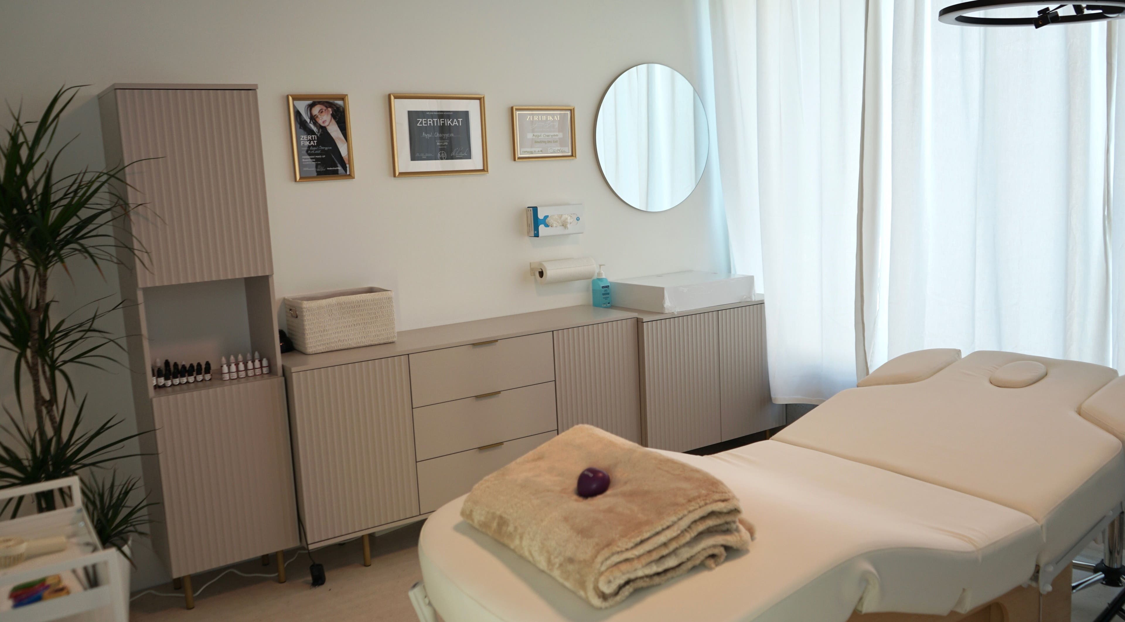 Behandlungsraum bei BROWFINESSE AG in Balgach, Sankt Gallen, CH mit Wellness-Ambiente.