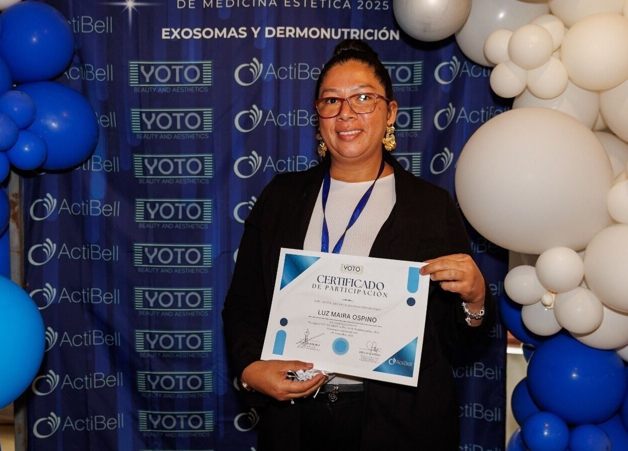 Certificación en Luz Turquesa Aesthetics, Willemstad, Curaçao, CW, bajo decoraciones de globos azules y blancos.