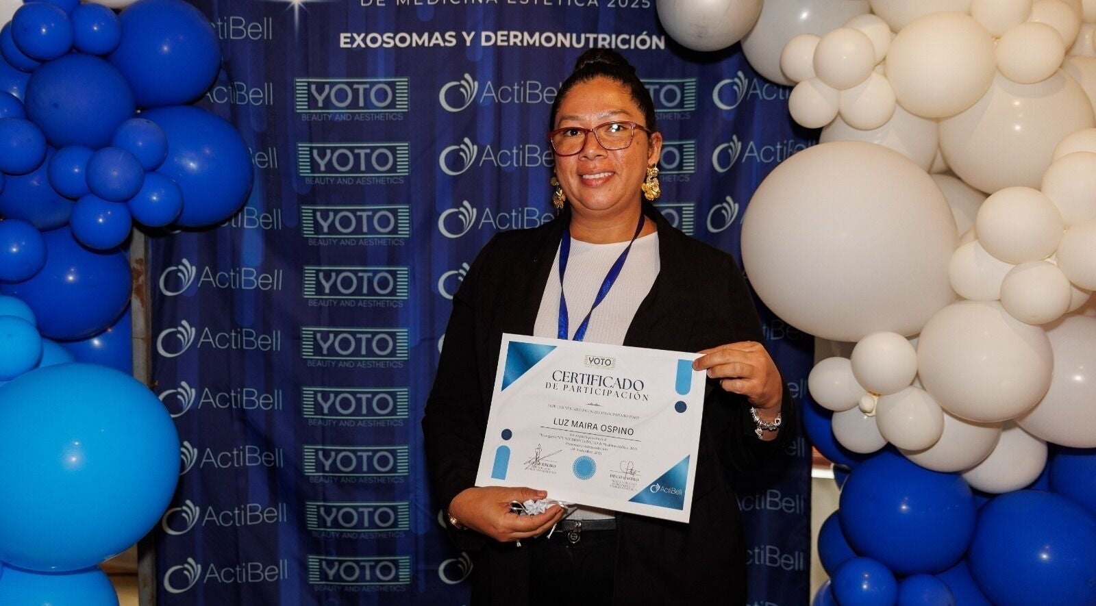 Certificación en Luz Turquesa Aesthetics, Willemstad, Curaçao, CW, bajo decoraciones de globos azules y blancos.