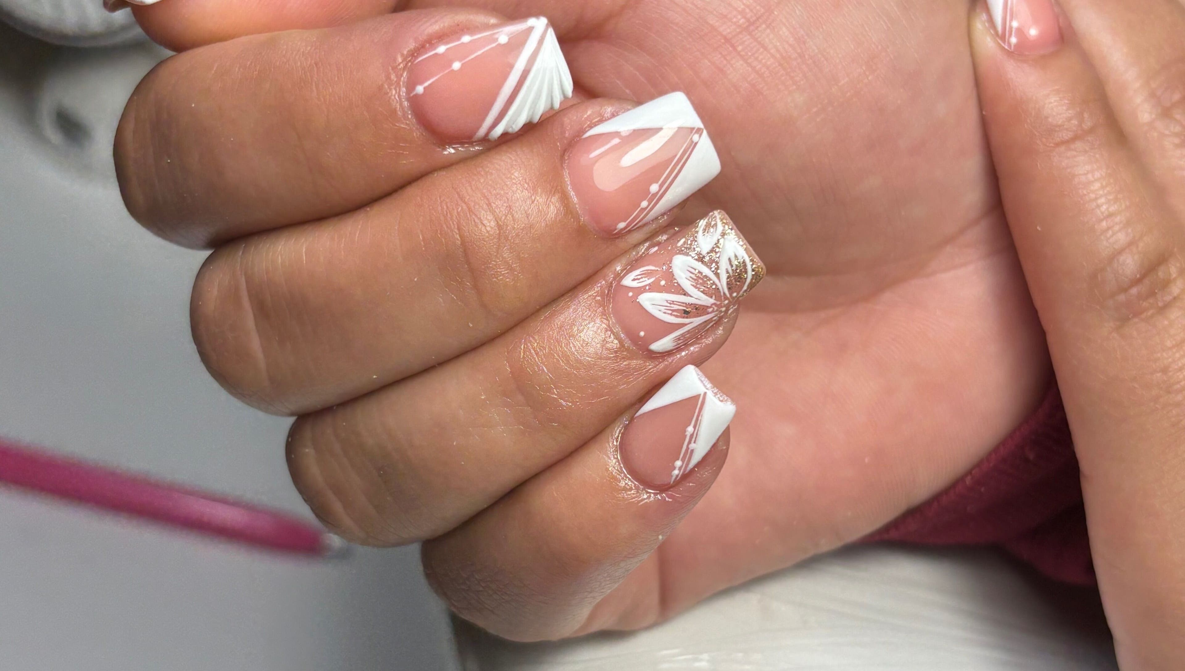 Diseño de uñas con flores y líneas en By Mariet Pérez nails, Orlando, Florida, US.