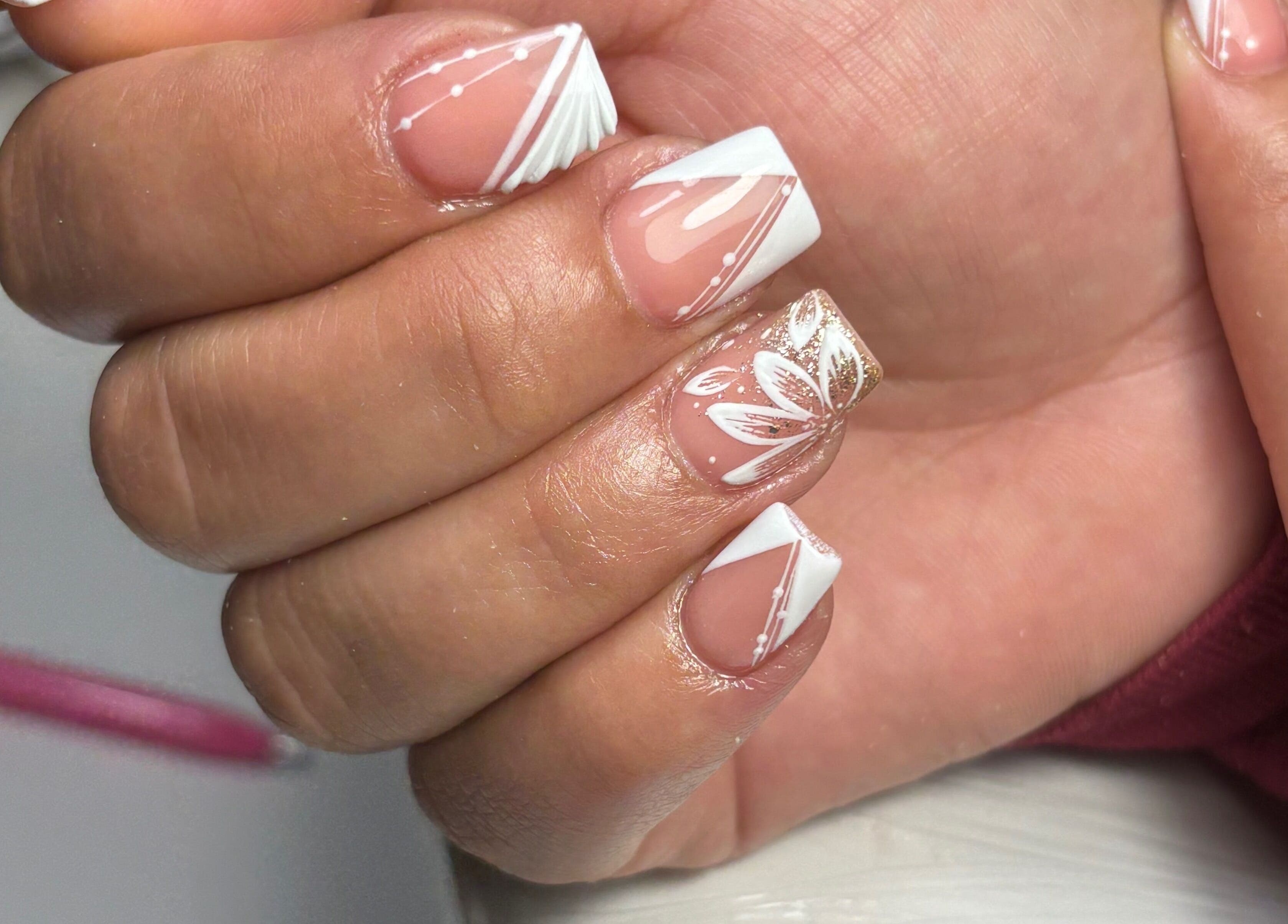 Diseño de uñas con flores y líneas en By Mariet Pérez nails, Orlando, Florida, US.