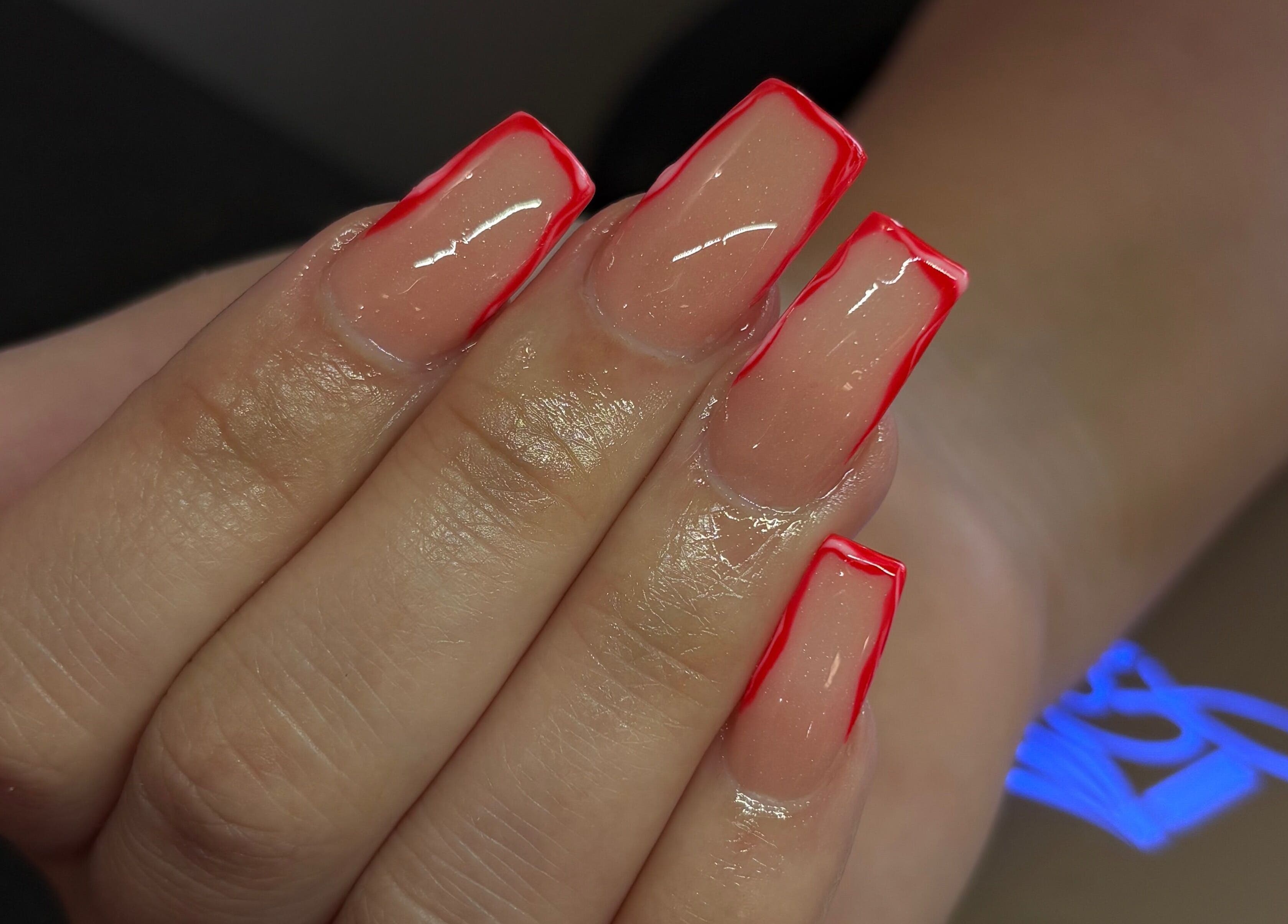Diseño de uñas con borde rojo en By Mariet Pérez nails, Orlando, Florida, US.