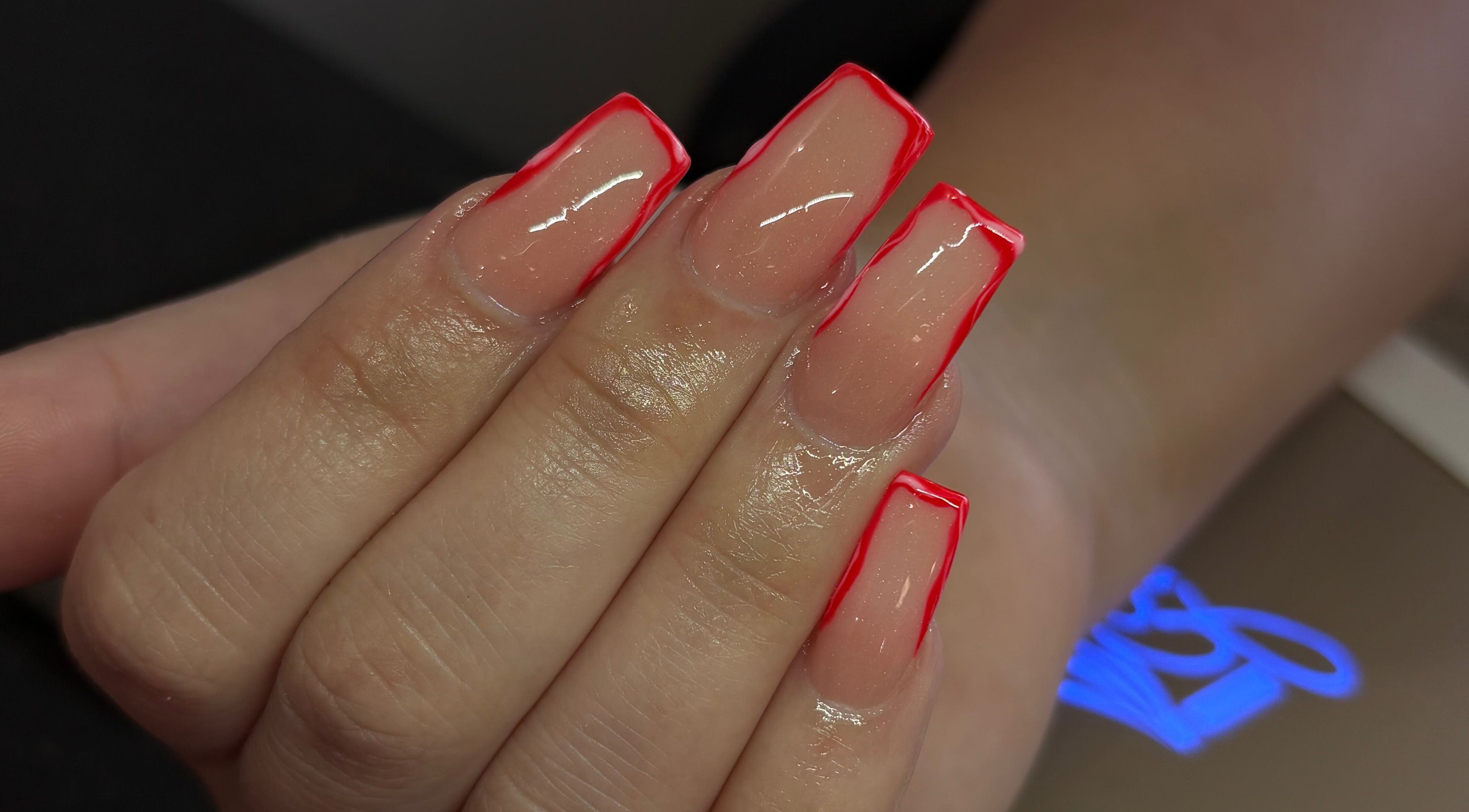 Diseño de uñas con borde rojo en By Mariet Pérez nails, Orlando, Florida, US.