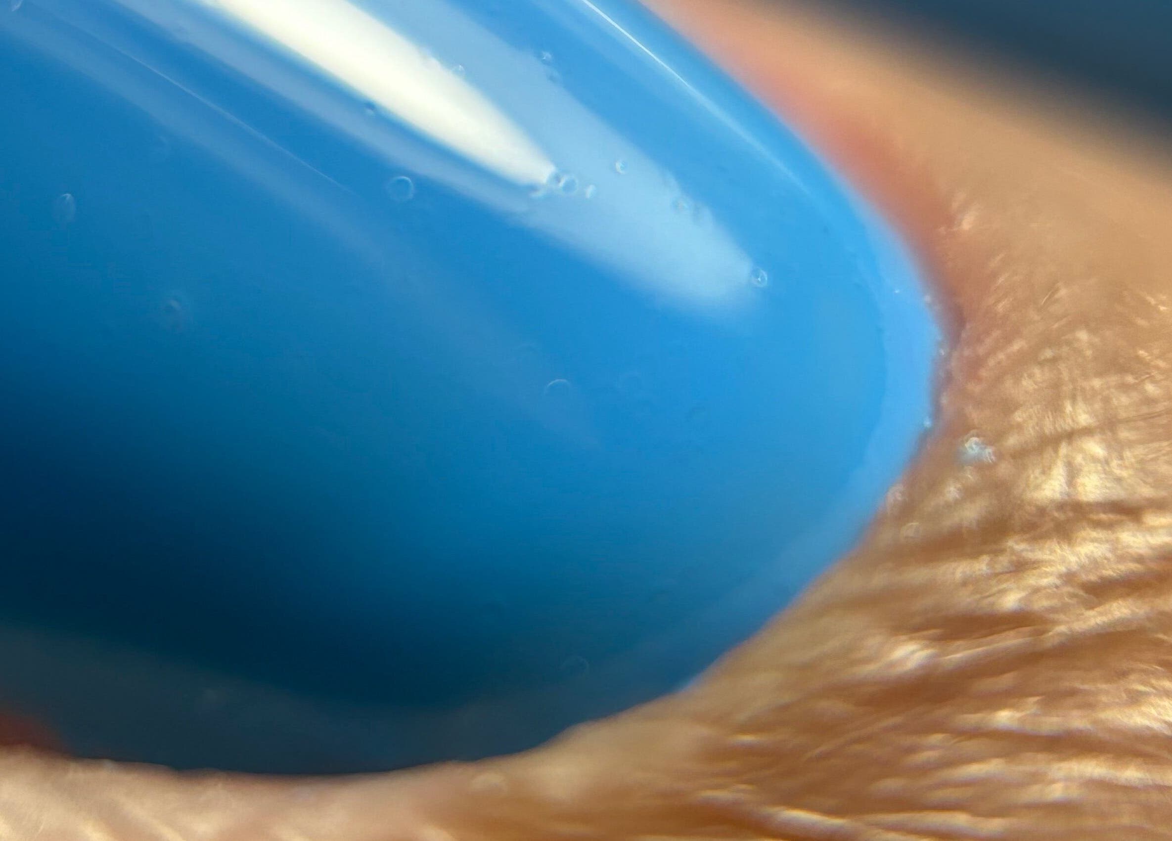 Manicura con esmalte azul en By Mariet Pérez nails, Orlando, Florida, US.