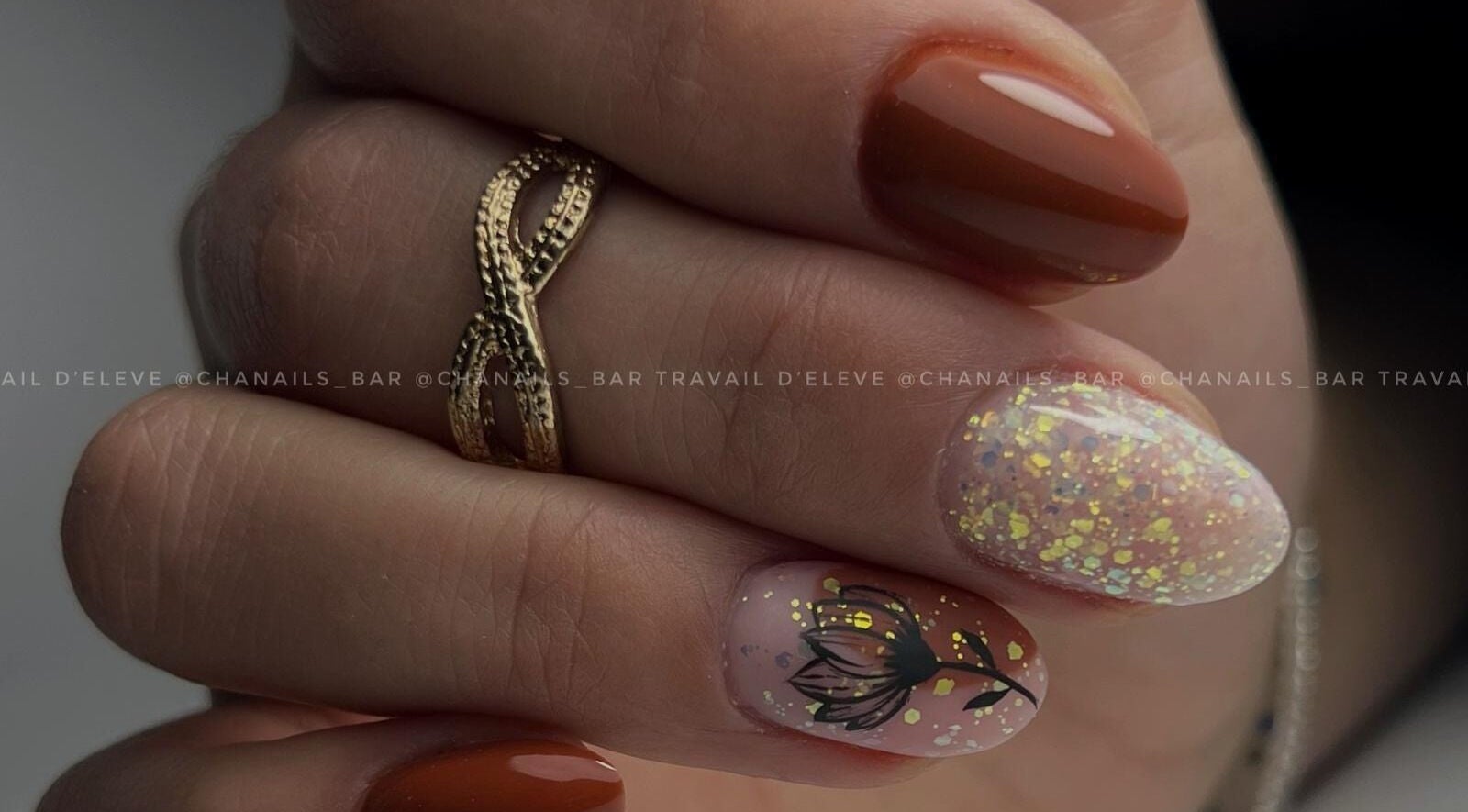 Manucure étincelante chez Les griffes de Bonnie, Caudry, Hauts-de-France, FR avec motifs floraux.