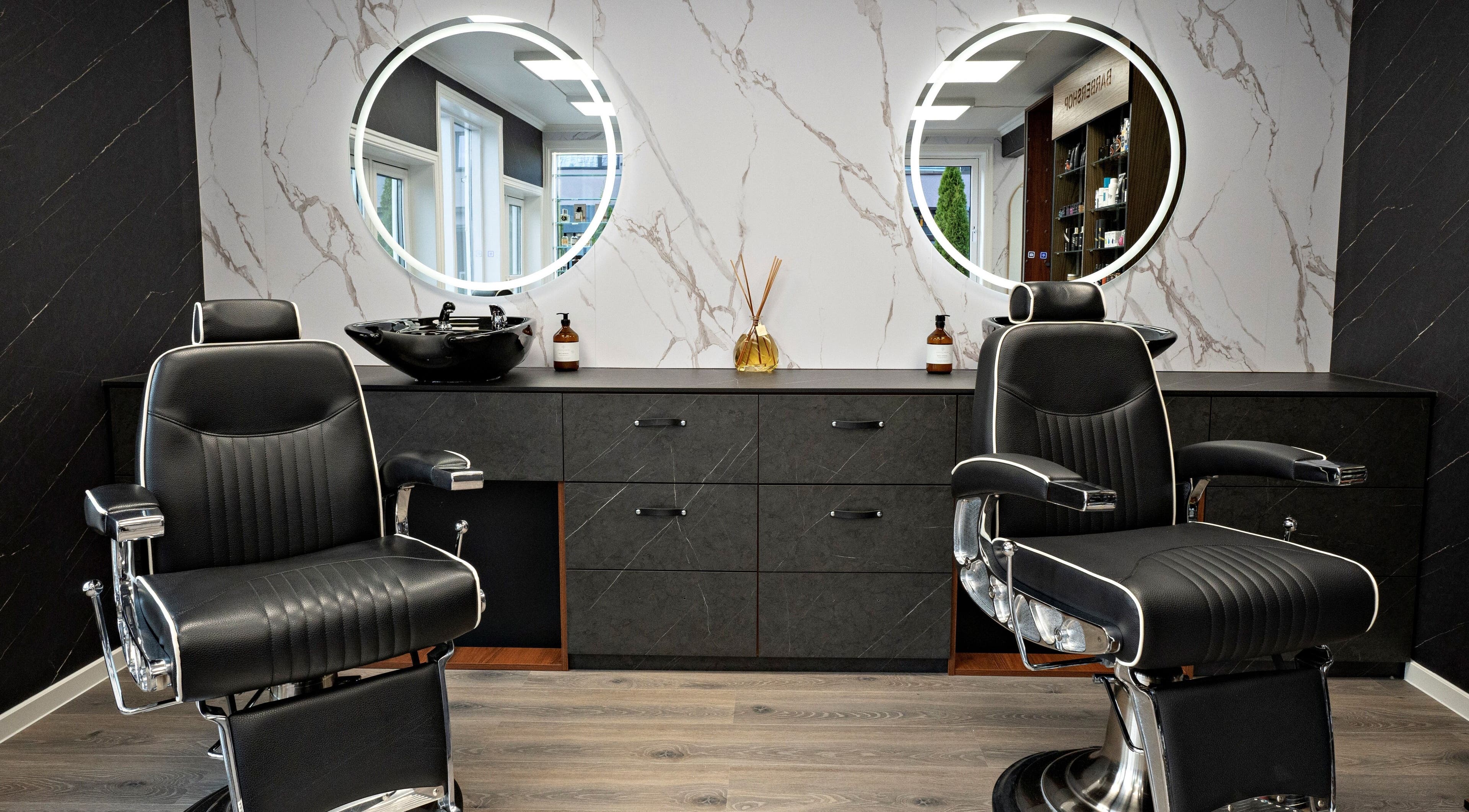 Luksuriøse frisørstoler i Alpha Grooming, Oslo, Oslo, NO, med stilige speil og marmorveggdekor.