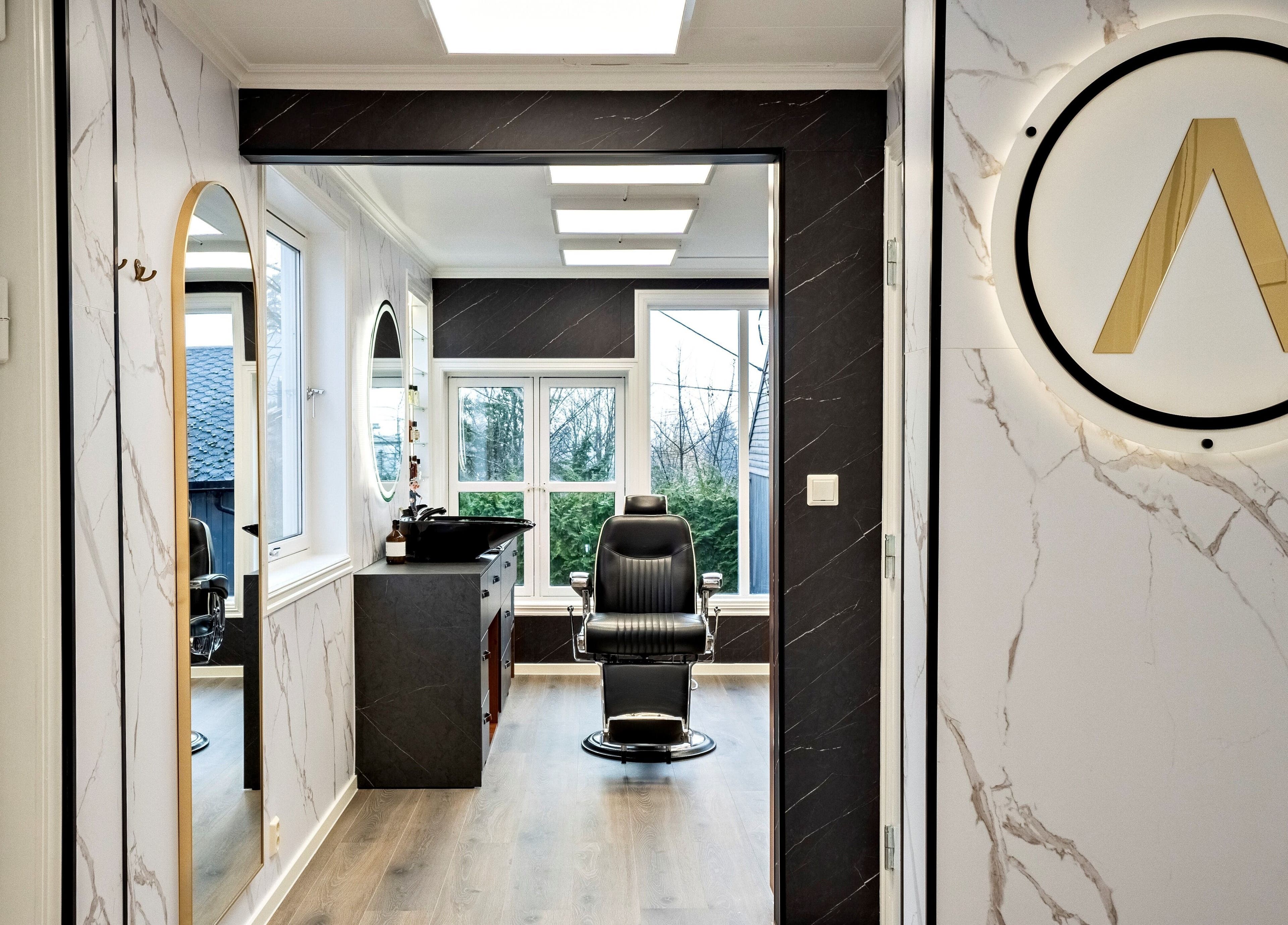 Romslig frisørsalong hos Alpha Grooming, Oslo, Oslo, NO, med moderne interiør og luksuriøs stol.