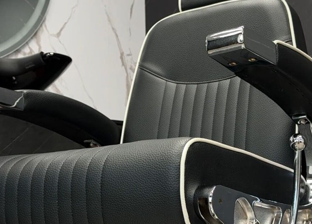 Moderne frisørstol på Alpha Grooming, Oslo, Oslo, NO, tilbyr komfort og stil.