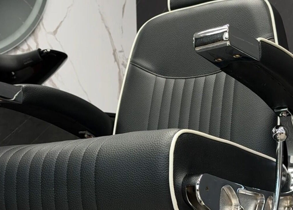 Moderne frisørstol på Alpha Grooming, Oslo, Oslo, NO, tilbyr komfort og stil.