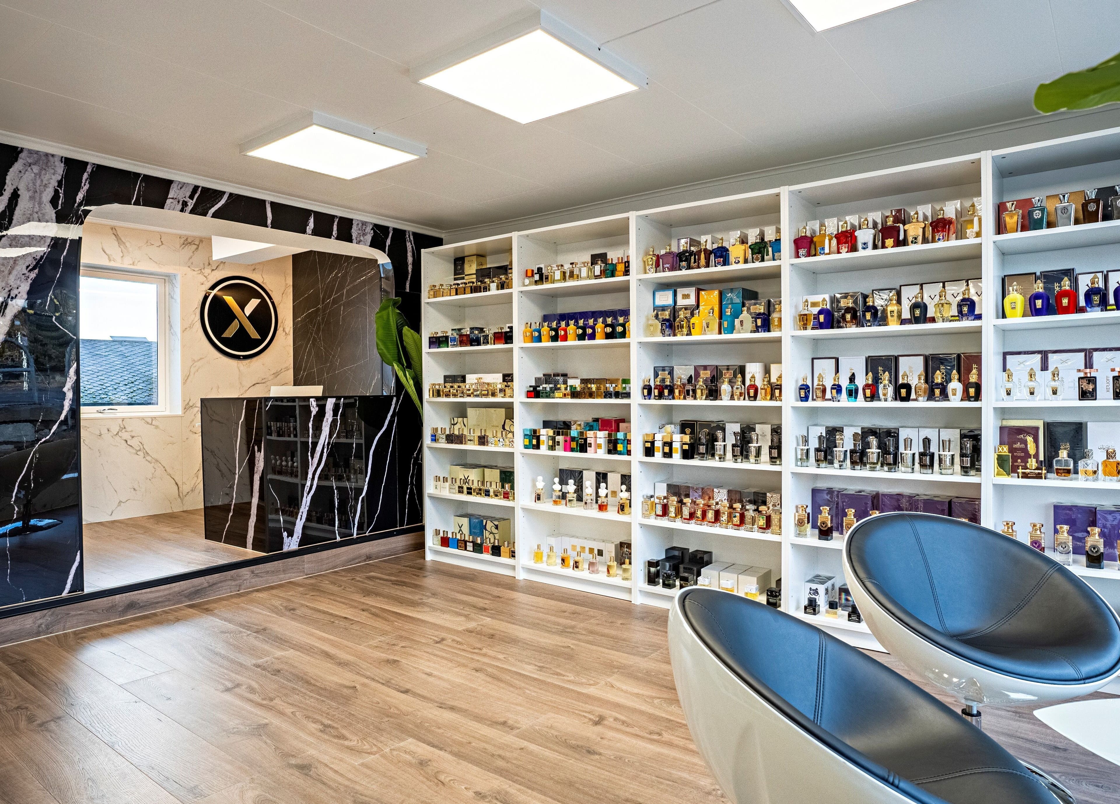 Moderne parfymebutikk hos Alpha Grooming i Oslo, Oslo, NO med elegante hyller fylt med eksklusive dufter.