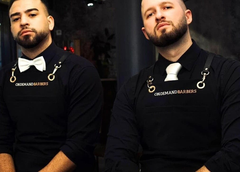 To barberere i stilige uniformer hos Alpha Grooming i Oslo, Oslo, NO.