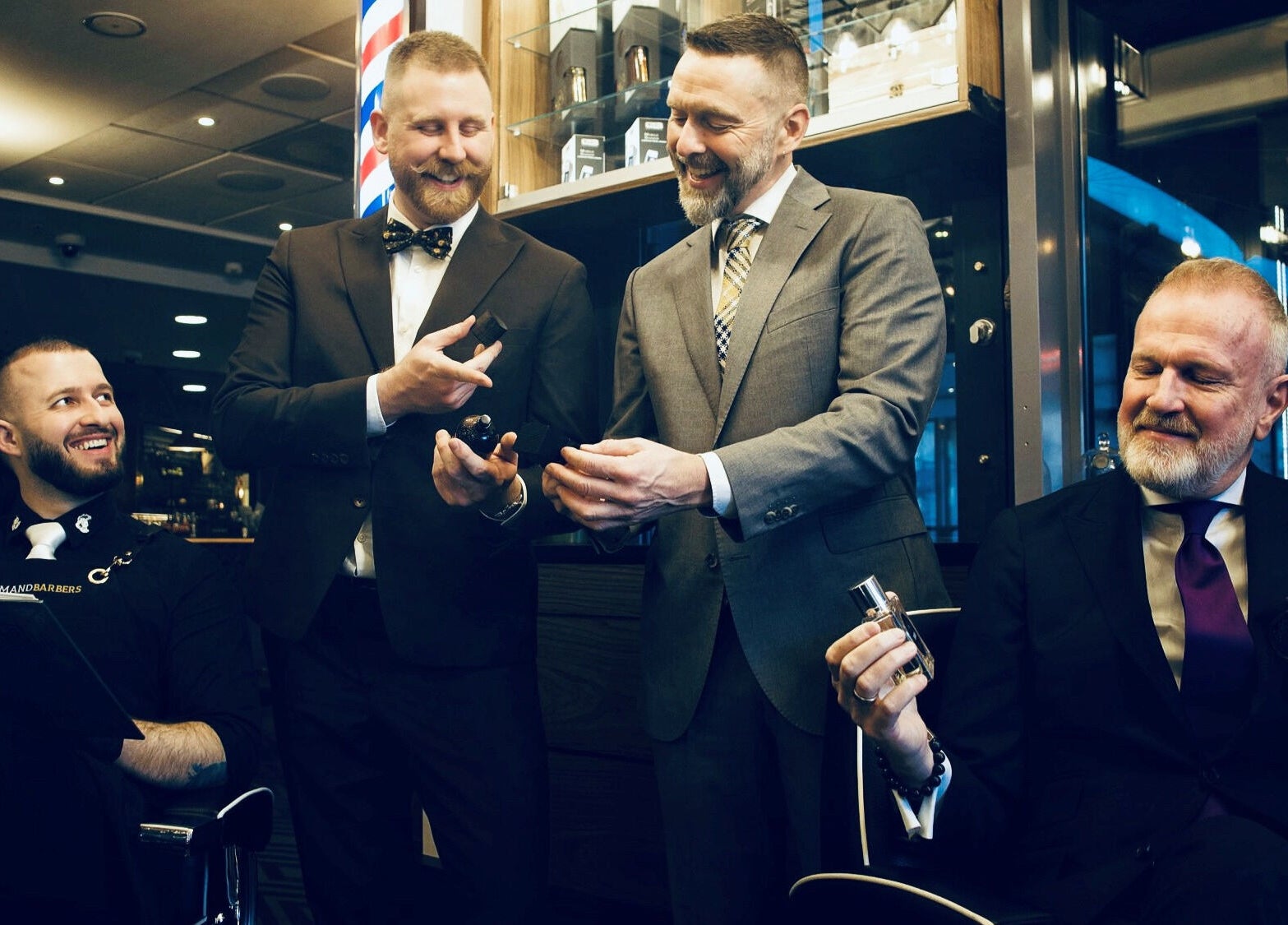 Menn nyter Alpha Grooming i Oslo, Oslo, NO, i en stilfull barbershop-atmosfære.