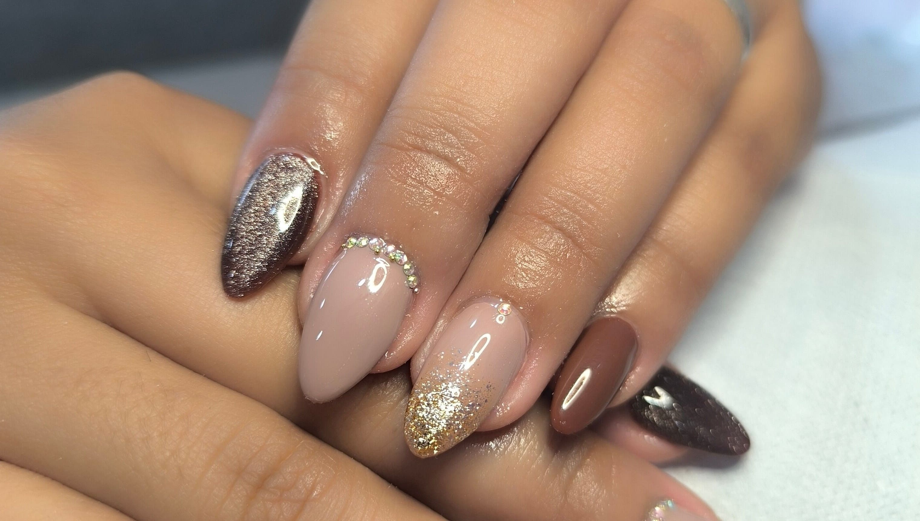 Manicura elegante con tonos nude y brillantes en Uñas Mariana, Alajuela, Provincia De Alajuela, CR.