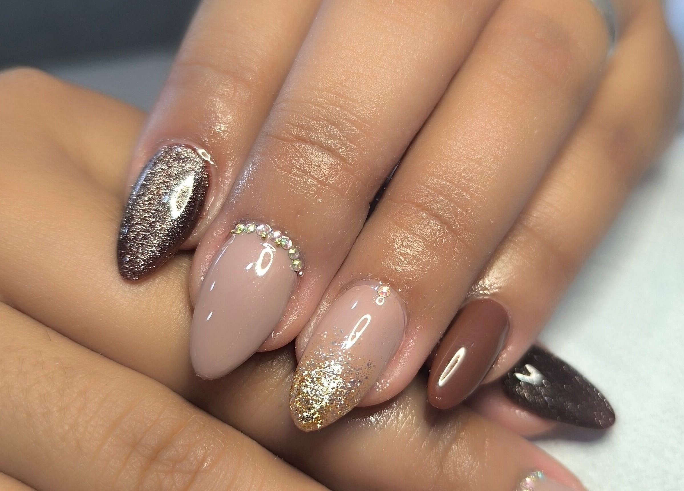 Manicura elegante con tonos nude y brillantes en Uñas Mariana, Alajuela, Provincia De Alajuela, CR.