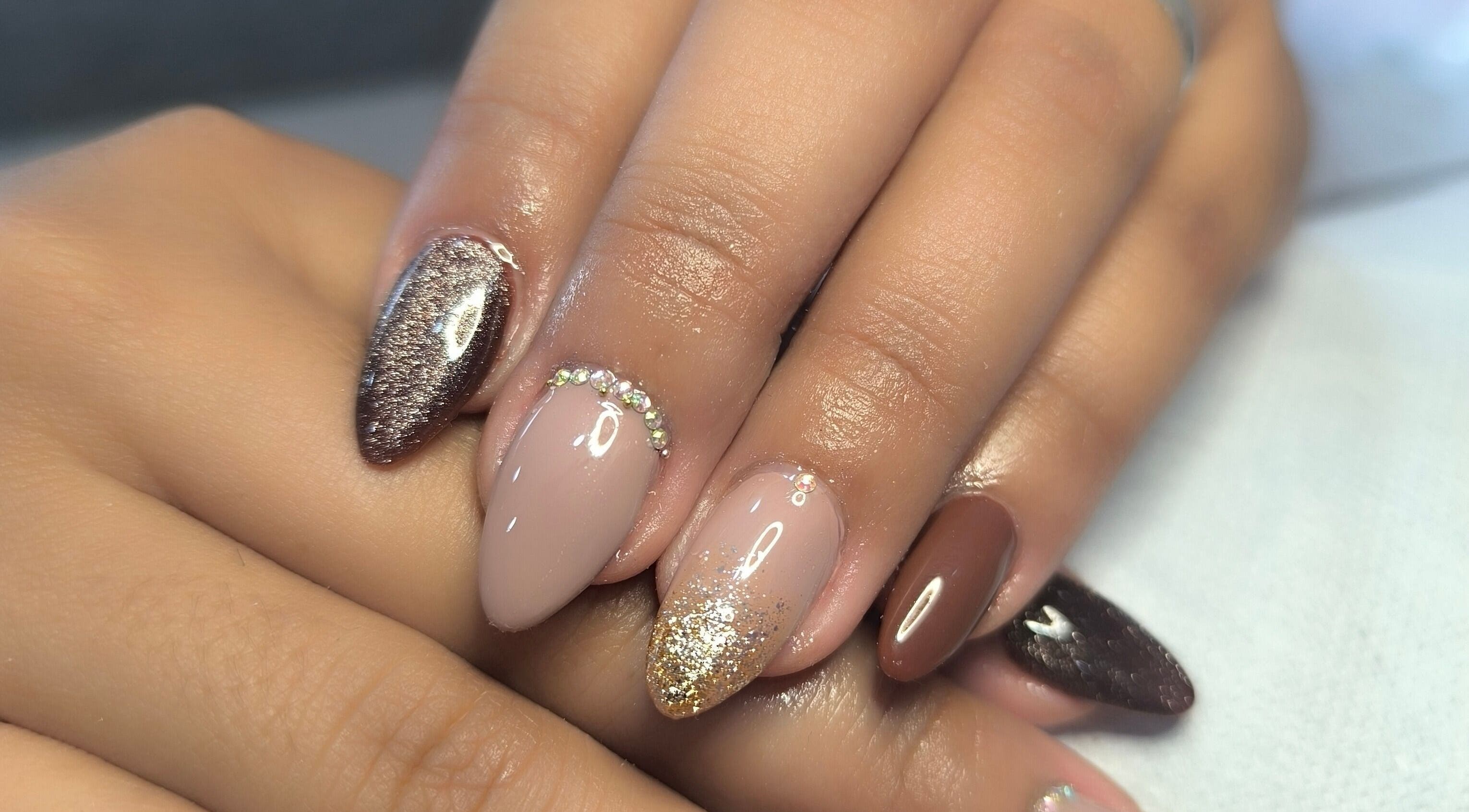 Manicura elegante con tonos nude y brillantes en Uñas Mariana, Alajuela, Provincia De Alajuela, CR.