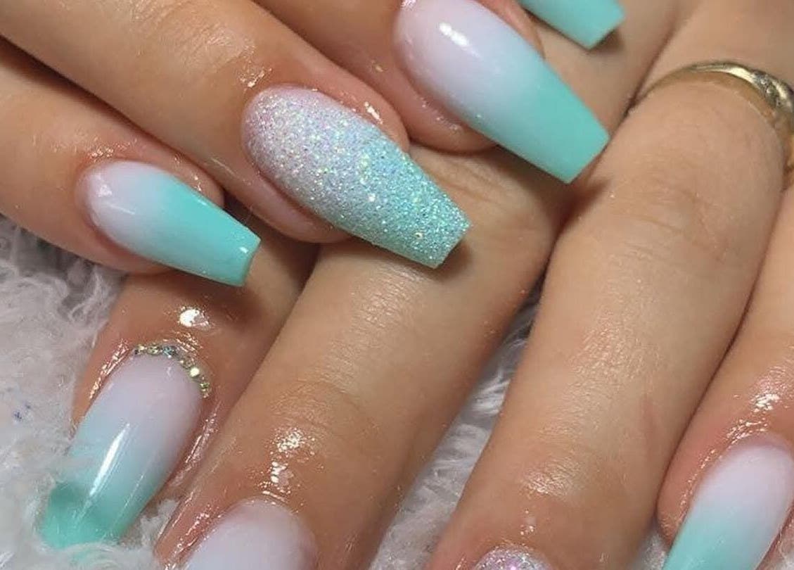 Uñas acrílicas en tonos azul y brillo en Uñas Mariana, Alajuela, Provincia De Alajuela, CR.
