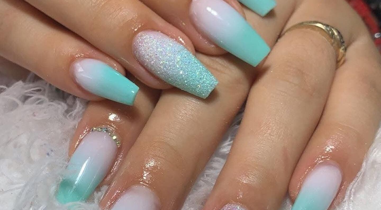 Uñas acrílicas en tonos azul y brillo en Uñas Mariana, Alajuela, Provincia De Alajuela, CR.