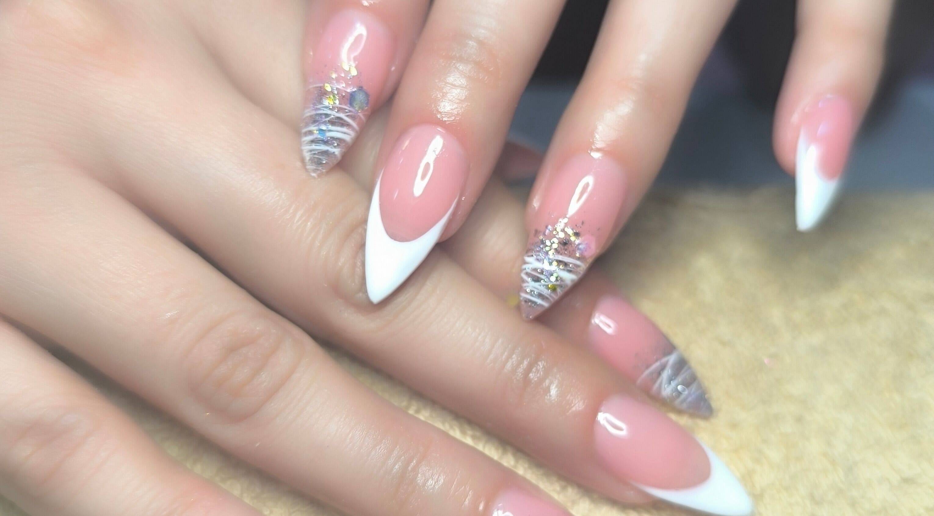 Uñas con diseño rosa y blanco en Uñas Mariana, Alajuela, Provincia De Alajuela, CR.