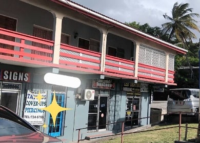 Exterior view of Fast Signs near Divine Locs & Strands in Gros Islet, Gros Islet, LC.