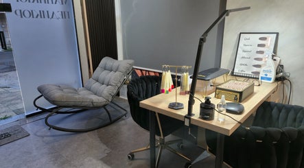 Уютен интериор на салон Dionessа, София, Област София, BG с комфортна мебел и ноктопластика стърготини.