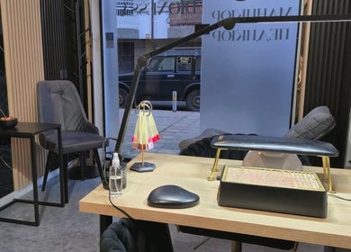 Маникюр станция в Dionessа, София, Област София, BG, с модерно осветление и удобни столове.