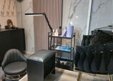 Изискана зона за красота и грижа в Dionessа, София, Област София, BG с мебели и мраморни стени.