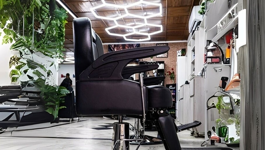 Moderno salón en Camilo Bello Peluquería, Barbería & Spa, Guayaquil, Guayas, EC con estilo elegante y plantas.
