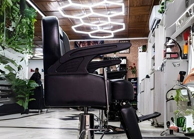 Moderno salón en Camilo Bello Peluquería, Barbería & Spa, Guayaquil, Guayas, EC con estilo elegante y plantas.