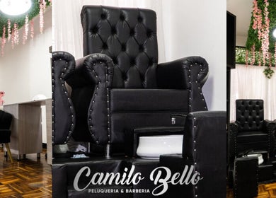 Interior de Camilo Bello Peluquería, Barbería & Spa en Guayaquil, Guayas, EC con sillas de lujo.