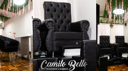 Interior de Camilo Bello Peluquería, Barbería & Spa en Guayaquil, Guayas, EC con sillas de lujo.