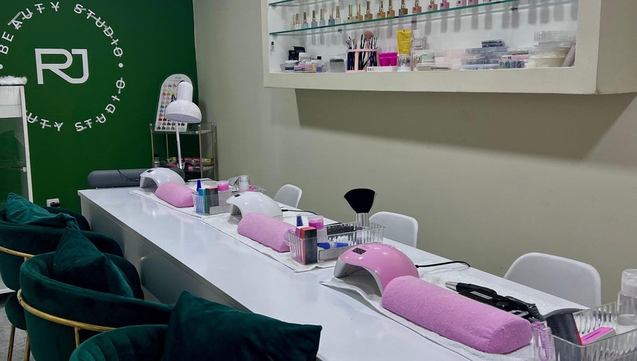 Interior moderno do RJ Beauty Studio, Luanda, AO, com estação de manicure elegante e organizada.