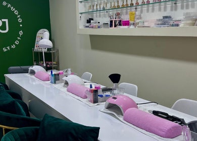 Interior moderno do RJ Beauty Studio, Luanda, AO, com estação de manicure elegante e organizada.