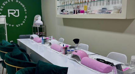 Interior moderno do RJ Beauty Studio, Luanda, AO, com estação de manicure elegante e organizada.