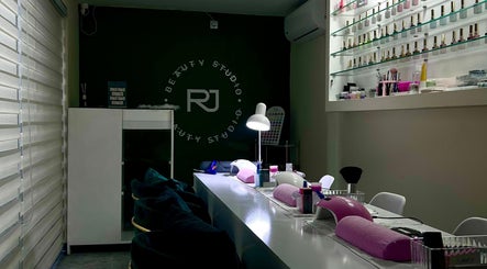 Interior sofisticado do RJ Beauty Studio em Luanda, Luanda, AO, com mesas de manicure modernas.