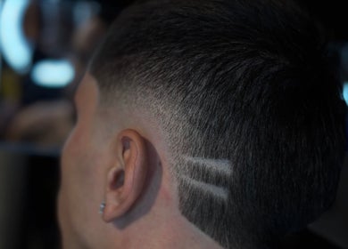 Coiffure moderne avec lignes géométriques réalisée chez Bry Barber, Villiers-sur-Marne, Île-de-France, FR.