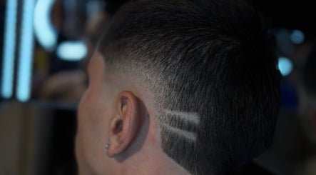 Coiffure moderne avec lignes géométriques réalisée chez Bry Barber, Villiers-sur-Marne, Île-de-France, FR.