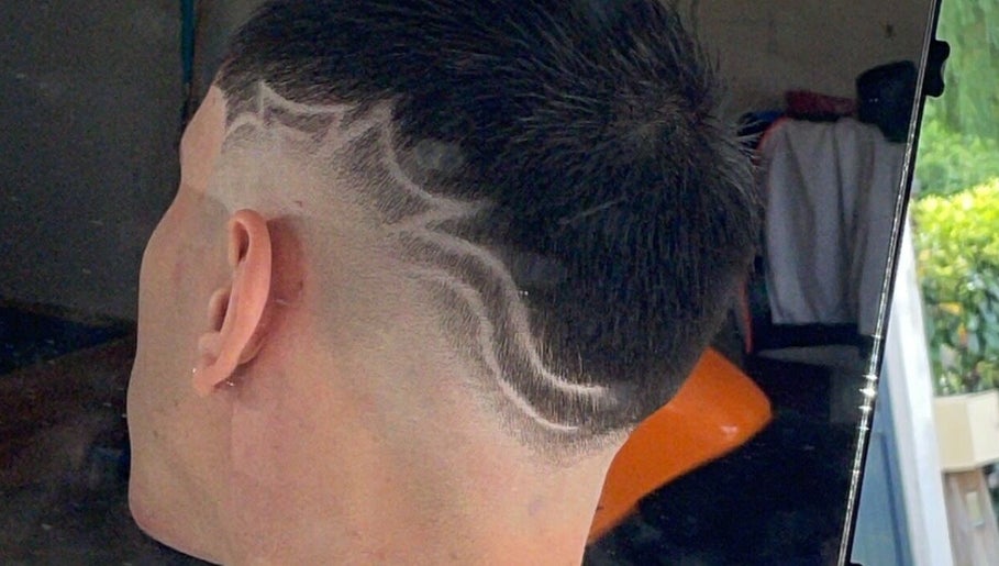 Coiffure artistique chez Bry Barber, Villiers-sur-Marne, Île-de-France, FR; design unique rasé.