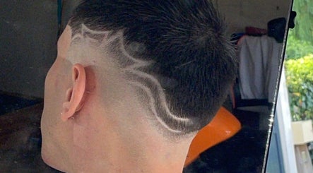 Coiffure artistique chez Bry Barber, Villiers-sur-Marne, Île-de-France, FR; design unique rasé.