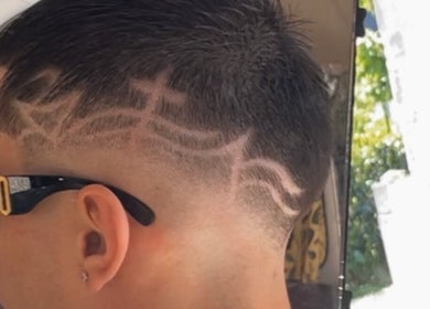 Coiffure design avec motif rasé chez Bry Barber à Villiers-sur-Marne, Île-de-France, FR.