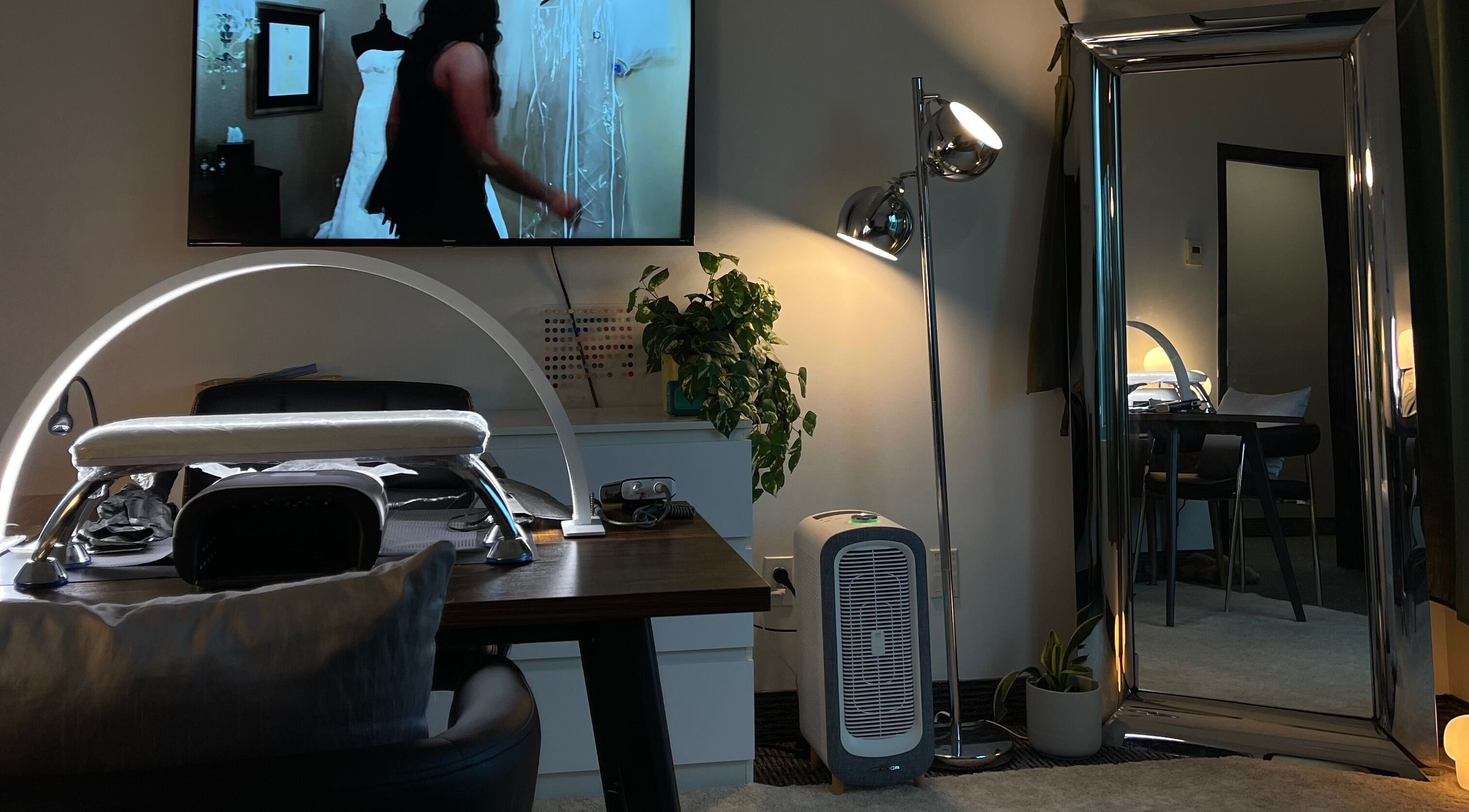 Intérieur élégant de Neyls Studio à Québec, Québec, CA avec décor moderne et éclairage chaleureux.