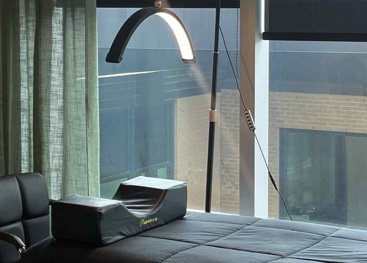 Salle de traitement chez Neyls Studio, Québec, Québec, CA avec chaise confortable et éclairage tamisé.