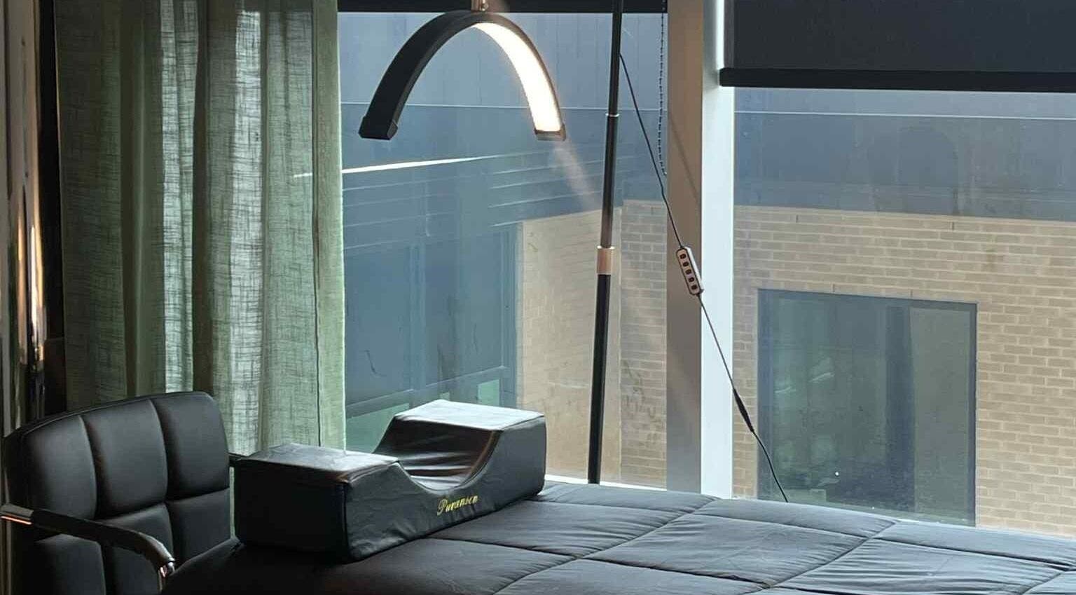 Salle de traitement chez Neyls Studio, Québec, Québec, CA avec chaise confortable et éclairage tamisé.