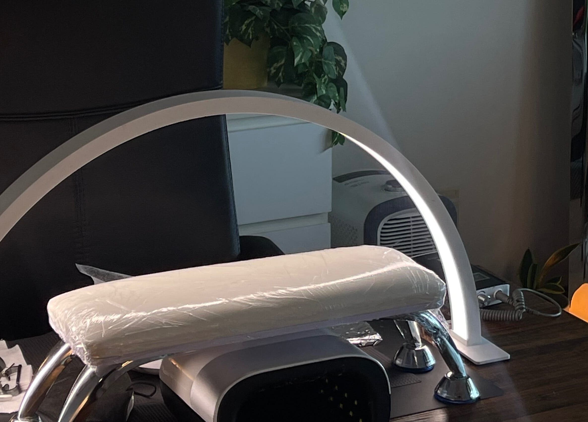 Station de manucure moderne à Neyls Studio, Québec, Québec, CA, avec lumière et équipement élégant.